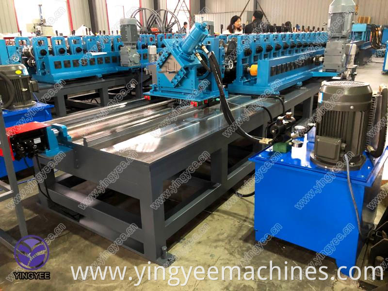 Automatic forming machine for making different sizes automatically